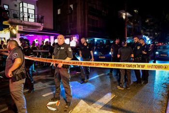 Deux hommes ont été arrêtés, soupçonnés d'avoir pris part à une fusillade , dans la rue Dizengoff à Tel Aviv, le 2 août