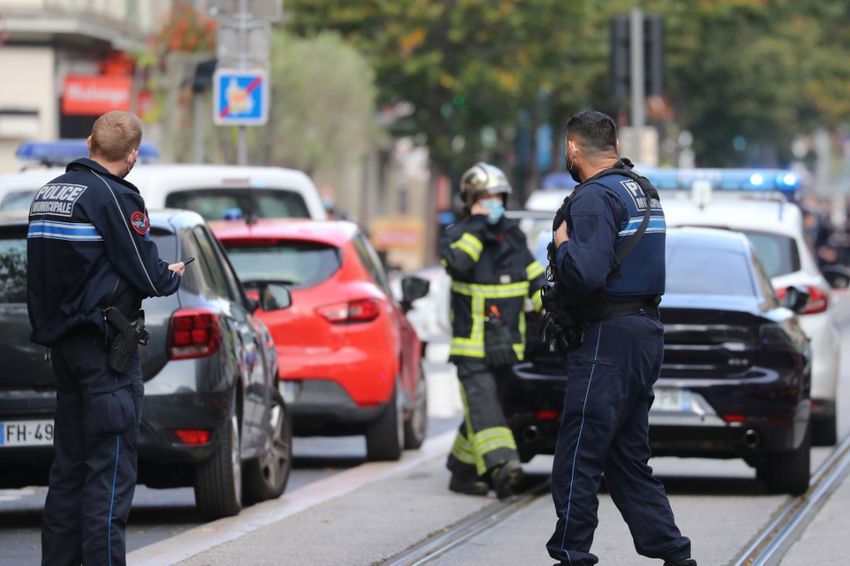 Des policiers et des pompiers se tenant près du lieu où s'est déroulée une attaque au couteau à Nice, le 29 octobre 2020.