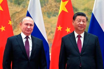 الرئيس الصيني شي جين بينغ والرئيس الروسي فلاديمير بوتين يقفان لالتقاط صورة قبل محادثاتهما في بكين ، الصين ، الجمعة 4 فبراير 2022.