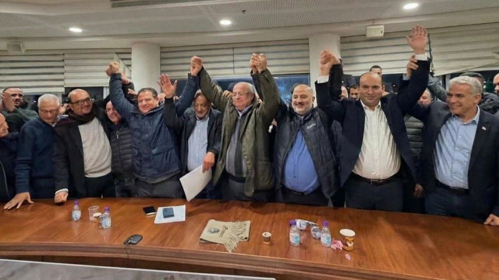 La fausse photo de Bennett et Lapid publiée sur le compte X du Likoud