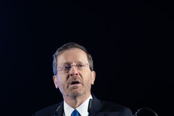 Le président israélien Isaac Herzog lors d'une conférence du Conseil national des étudiants et de la jeunesse d'Israël à Jérusalem, le 8 mai 2022