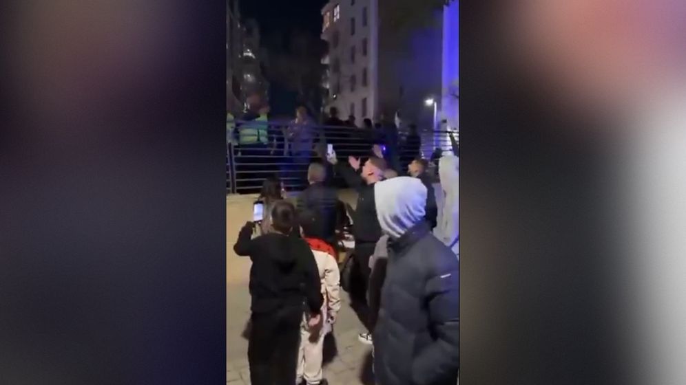 מפגינים מתאספים מחוץ לביתה של העיתונאית לוסי אהריש, 25.02.26