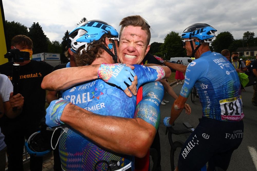 Israel Premier Tech team's rider Simon Clarke (C) celebrates with Israel Premier Tech team's rider Chris Froome (L) and teammates after winning the 5th stage of the 109th edition of the Tour de France cycling race, northern France, on July 6, 2022.