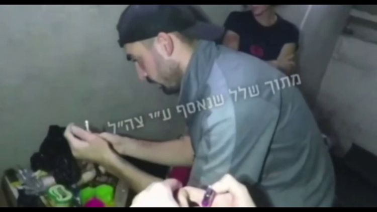 الجيش الإسرائيلي ينشر تسجيلًا لستة مختطفين يضيئون شموع الحانوكا في رفح قبل مقتلهم