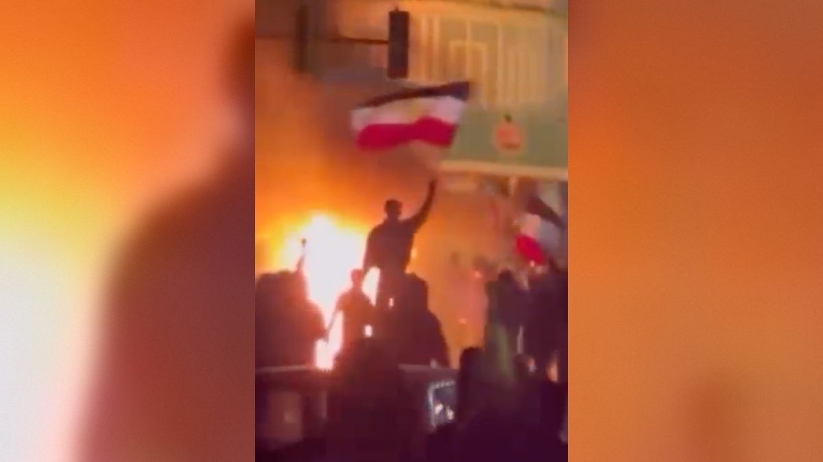 إيران تشتعل: رضا بهلوي يدعو للاستيلاء على المراكز الحضرية والحرس الثوري يحذر بخط أحمر