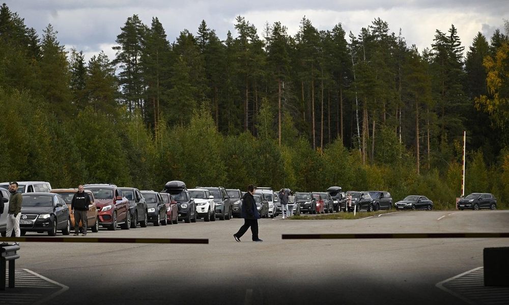 Des voitures venant de Russie font la queue au poste de contrôle frontalier entre la Russie et la Finlande, près de Vaalimaa, le 22 septembre 2022.