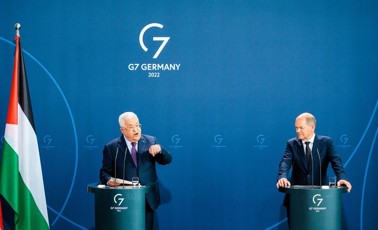 Le chancelier allemand Olaf Scholz et le président palestinien Mahmoud Abbas lors d'une conférence de presse conjointe à la chancellerie de Berlin, en Allemagne, le 16 août 2022