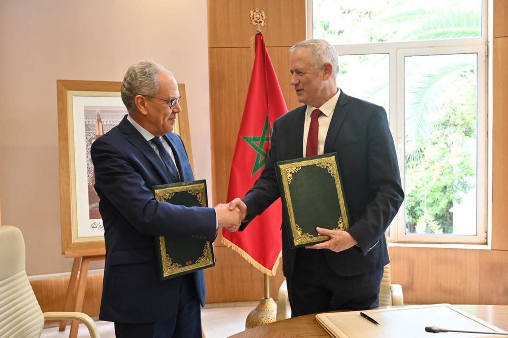 لقاء بين الوزير المغربي عبد اللطيف الوديي ووزير الدفاع الإسرائيلي بيني غانتس في الرباط ، المغرب ، في 24 نوفمبر 2021.