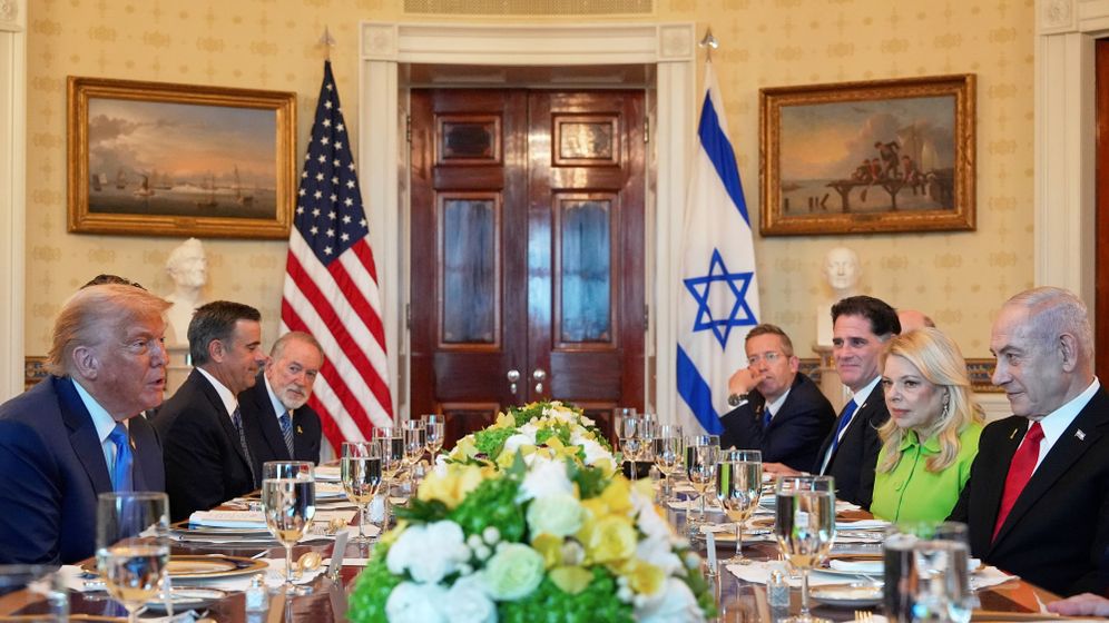 Sommet des dirigeants&nbsp;: Benjamin Netanyahou, Sara Netanyahou, Ron Dermer, Yossi Fuchs, Mike Huckabee, le directeur de la CIA John Ratcliffe, Donald Trump