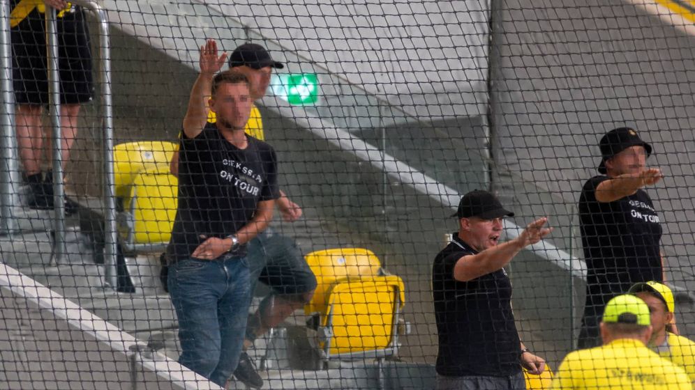 Des supporters polonais font des saluts nazis face aux fans de l'Hapoël Tel-Aviv, à Katowice, Pologne, le 12.08.2026