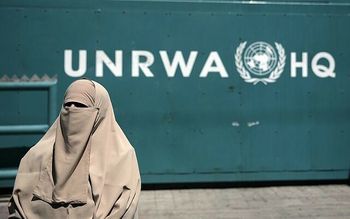 Une femme palestinienne devant le siège de l'Office de secours et de travaux des Nations Unies pour les réfugiés de Palestine dans le Proche-Orient (UNRWA) dans la ville de Gaza