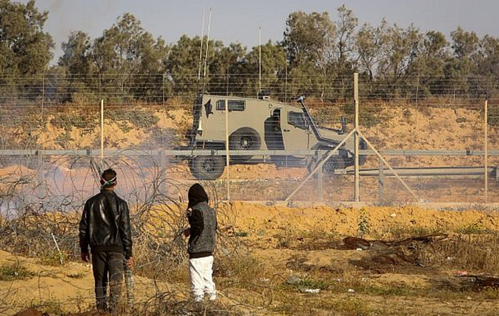 فلسطينيون يشتبكون مع القوات الإسرائيلية بالقرب من السياج الحدودي بين قطاع غزة وإسرائيل