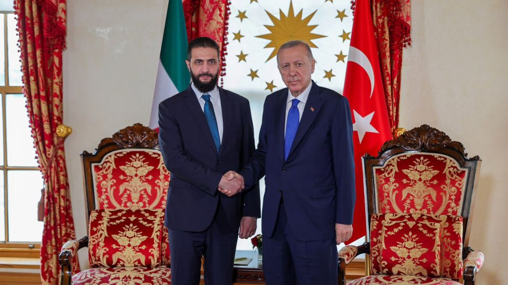 Official handout photo Le président syrien Ahmed Al-Sharaa (à gauche) et le président turc Recep Tayyip Erdoğan