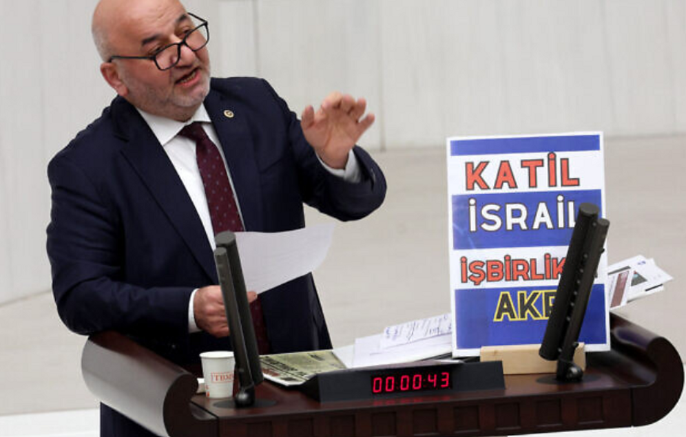 Le parlementaire turc Hasan Bitmez prononce un discours devant la Grande Assemblée nationale turque à Ankara, le 12 décembre 2023.