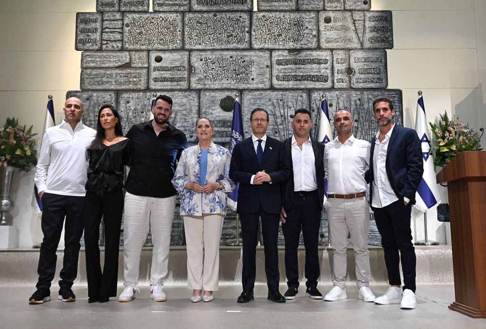 חיים צח/ לע"מ "גיליתם את הרוח הישראלית": הרצוג עם גיבורי טיסת פליי דובאי