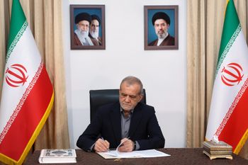 Oficina presidencial iraní vía AP En la imagen, publicada por la oficina presidencial iraní, el presidente de Irán, Masoud Pezeshkian, firma un memorando de entendimiento firmado previamente por el presidente estadounidense Donald Trump con el fin de detener la guerra e iniciar conversaciones sobre un acuerdo más amplio, en Teherán, Irán, la mañana del jeves 18 de junio de 2026.