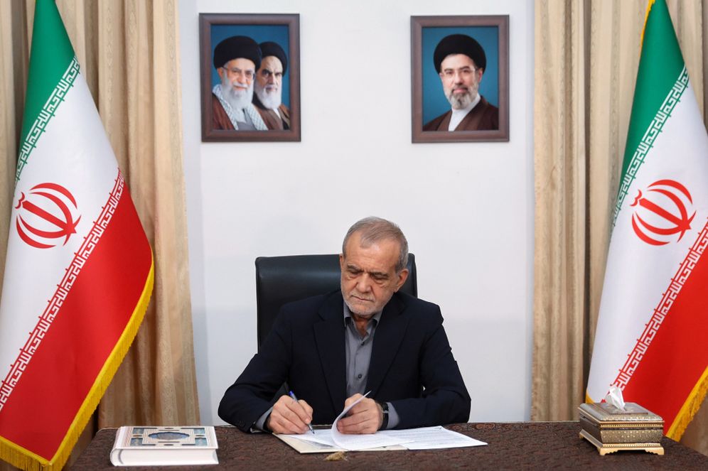 Oficina presidencial iraní vía AP Iranian President Masoud Pezeshkian