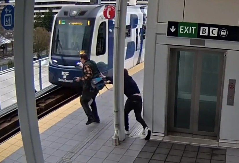 حادثة مرعبة تهز أمريكا: شاب يترصد راكبًا ويدفعه أمام القطار