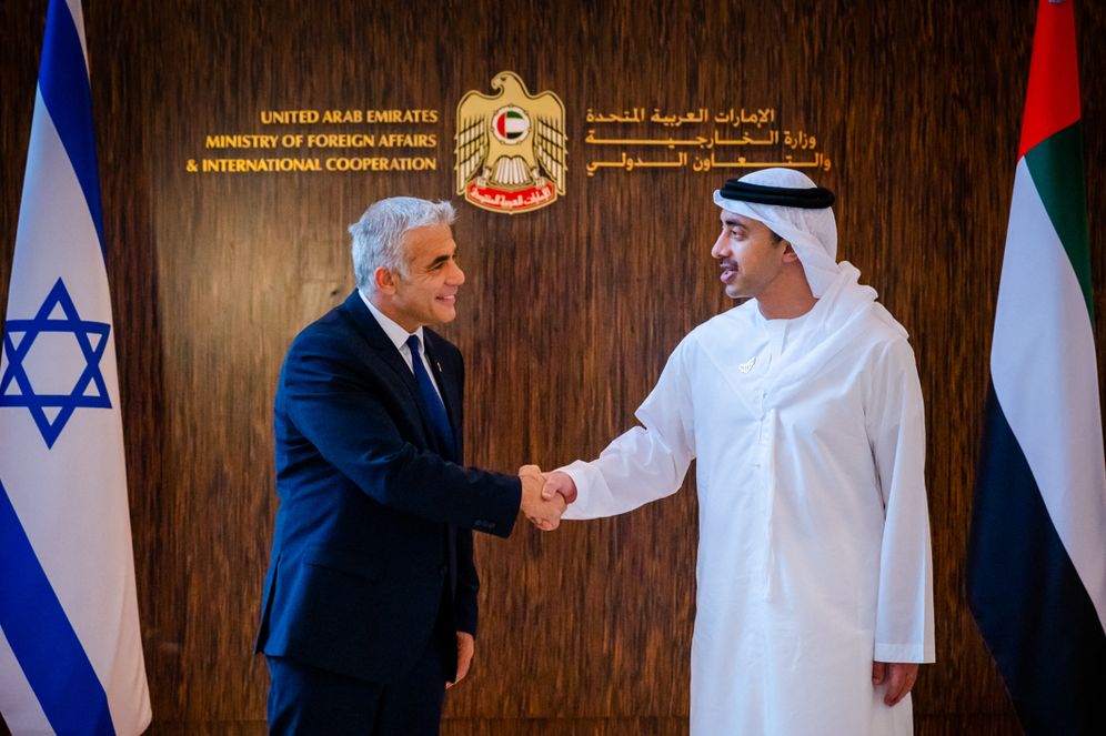 Le ministre des Affaires étrangères et de la Coopération internationale des Émirats arabes unis, le cheikh Abdallah ben Zayed Al Nahyane et son homologue israélien, Yair Lapid, à Abou Dhabi, le 29 juin 2021