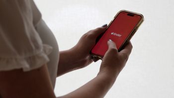 אפליקציית ההיכרויות "טינדר" מוצגת על מסך סמארטפון (אילוסטרציה)