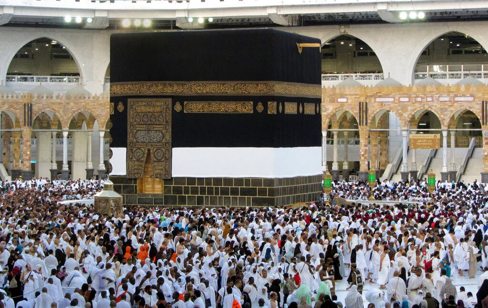 AP Photo/Amr Nabil Des milliers de pèlerins musulmans autour de la Kaaba, le bâtiment cubique de la Grande Mosquée, dans la ville sainte de La Mecque en Arabie saoudite, le 5 juillet 2022