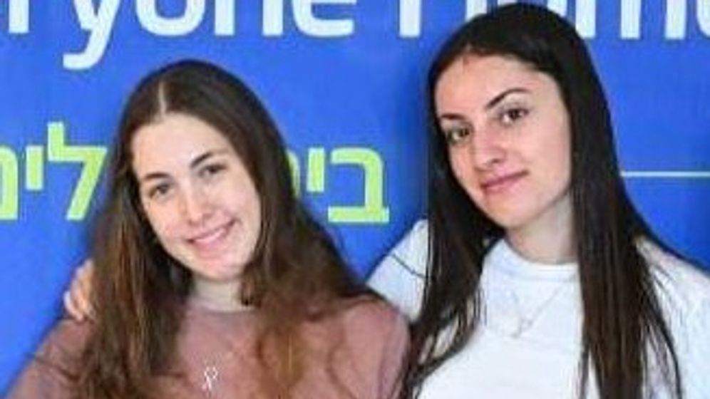 Les anciennes otages Naama Levy (à gauche) et Karina Ariev