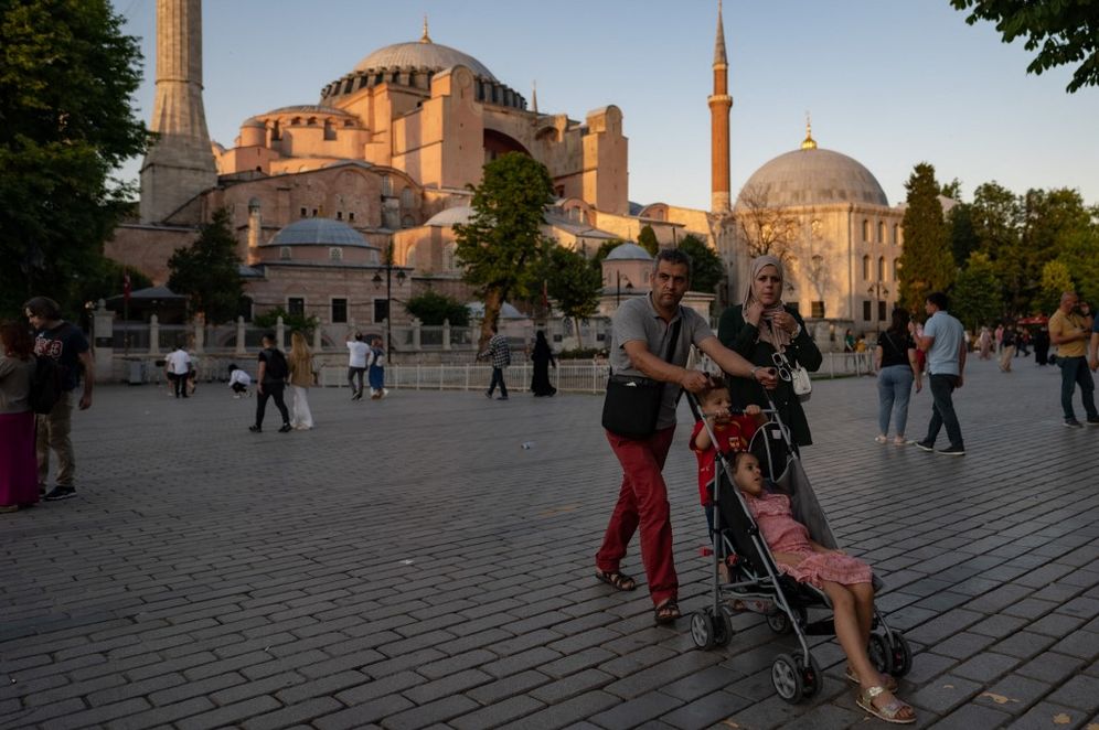 Des touristes à Istanbul en Turquie, le 14 juin 2022