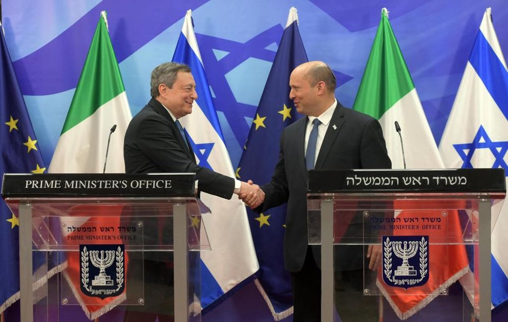 Israeli Prime Minister Naftali Bennett (R) and his Italian counterpart Mario Draghi in Jerusalem, June 14, 2022.