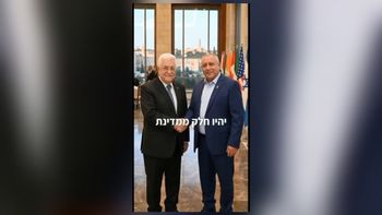 צילום מסך מתוך הסרטון שסמוטריץ' פירסם המציג ב-AI את איזנקוט לוחץ את ידו של אבו מאזן