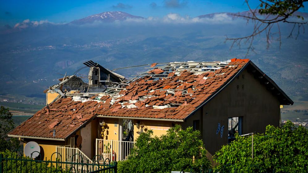 Une maison endommagée par un missile tiré par le Hezbollah depuis le Liban à Misgav Am, dans le nord d'Israël, le 1er mai 2026