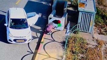 שתי תושבות ירושלים מרססות את צבעי דגל הרשות הפלסטינית על בטונדה