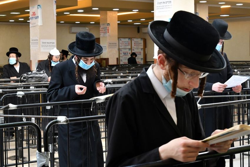 Des juifs hassidiques portant des masques faciaux visitent la tombe du rabbin Nahman, le fondateur du mouvement hassidique Breslov, dans la ville d'Ouman, dans le centre de l'Ukraine, le 16 septembre 2020.