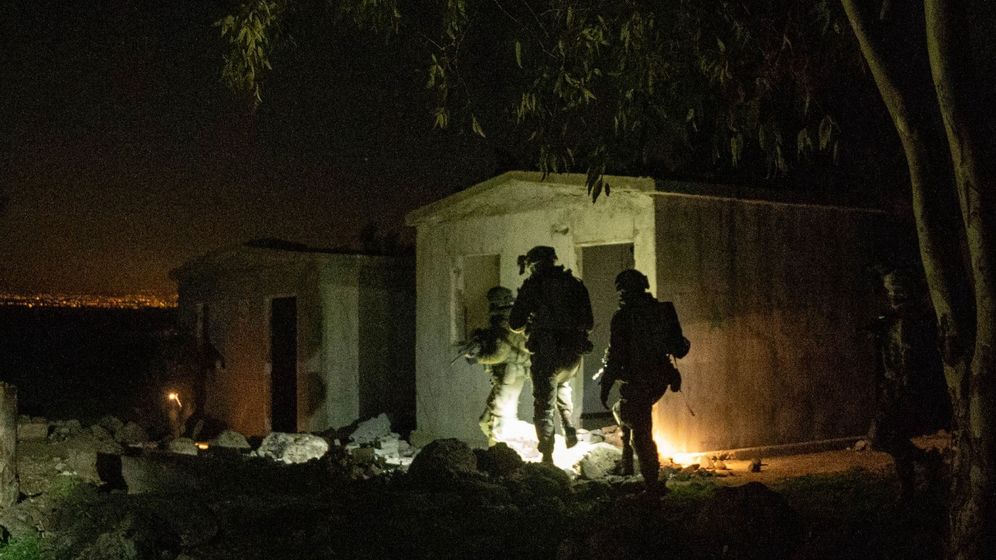 قوات الجيش الإسرائيلي في جنوب سوريا ليلاً، مارس 2025