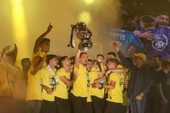 Les fans du Beitar Jerusalem et les membres de l'équipe célèbrent la victoire de l'équipe lors de la finale de la Coupe d'Etat, au Sacher Park à Jérusalem, le 24 mai 2023