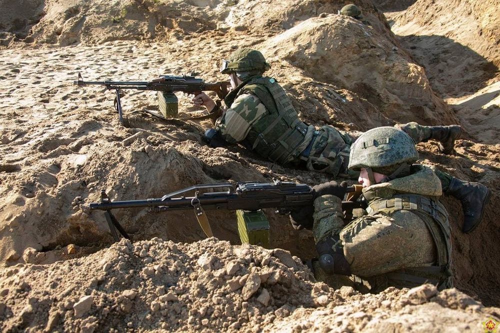 Des soldats russes et biélorusses lors d'exercices conjoints à un champ de tir près de Brest, en Biélorussie, le 19 février 2022
