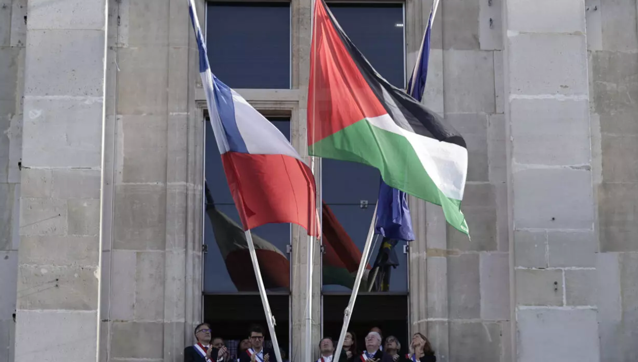 En France, 21 mairies défient le gouvernement en hissant le drapeau palestinien