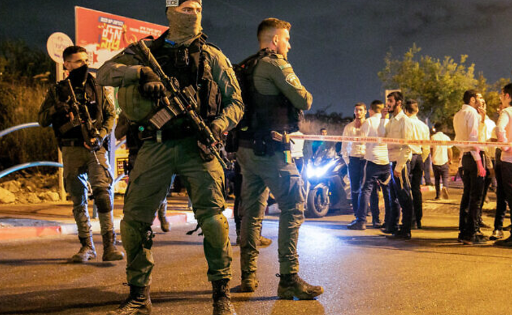 Les forces de sécurité israéliennes sur les lieux d'une attaque terroriste, à Elad, le 5 mai 2022