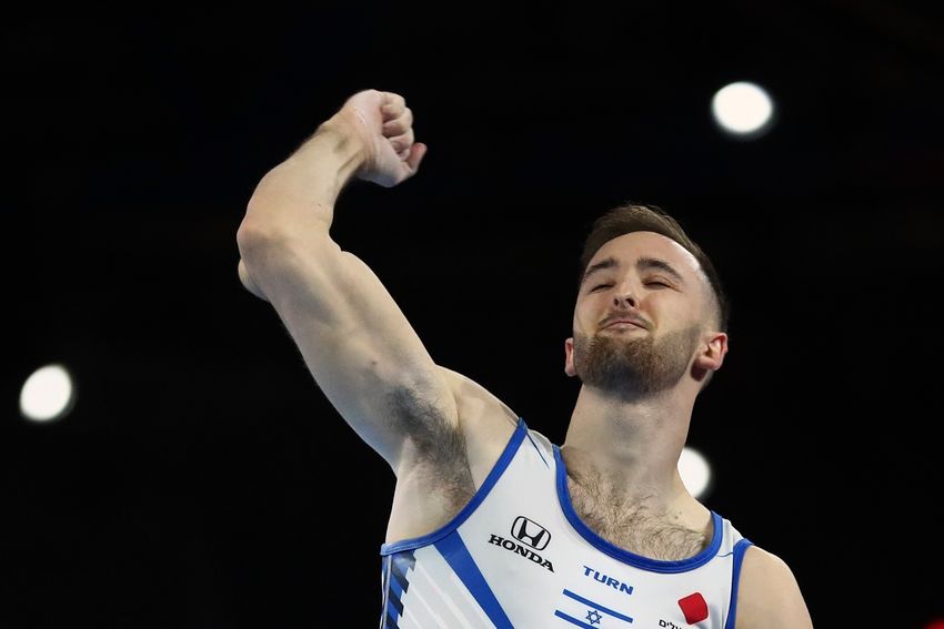 Artem Dolgopyat, d'Israël, serre le poing après sa performance au sol lors de la finale par engin masculin aux Championnats du monde de gymnastique à Stuttgart, en Allemagne, le samedi 12 octobre 2019.