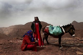 في هذه الصورة الملتقطة في 30 مارس 2019، أم ياسر، أول مرشدة بدوية من قبيلة الحمادة، تنظر إلى أم سليمان وهي تعزف على الناي، بالقرب من وادي سهو، أبو زنيمة، في جنوب سيناء، مصر
