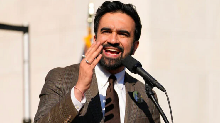 Le maire de New York, Zohran Mamdani, prend la parole lors d’un rassemblement du 1er-Mai à Washington Square Park, à New York, le 1er mai 2026.