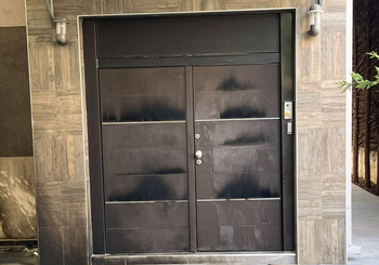 La porte d'entrée de la synagogue