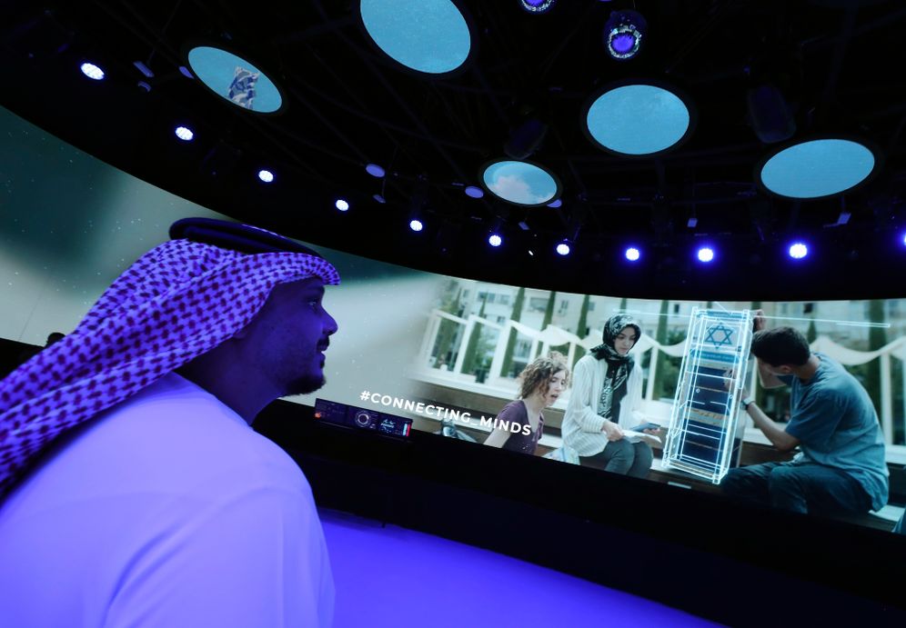 صحفي يشاهد عرضًا للجناح الإسرائيلي خلال جولة إعلامية في معرض دبي إكسبو في دبي ، الإمارات العربية المتحدة ، 27 سبتمبر 2021.