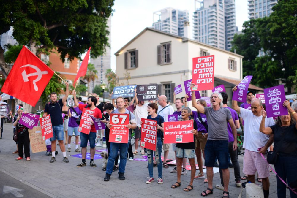 Des manifestants protestent contre l'opération militaire israélienne à Gaza devant le ministère de la Défense à Tel Aviv, le 6 août 2022