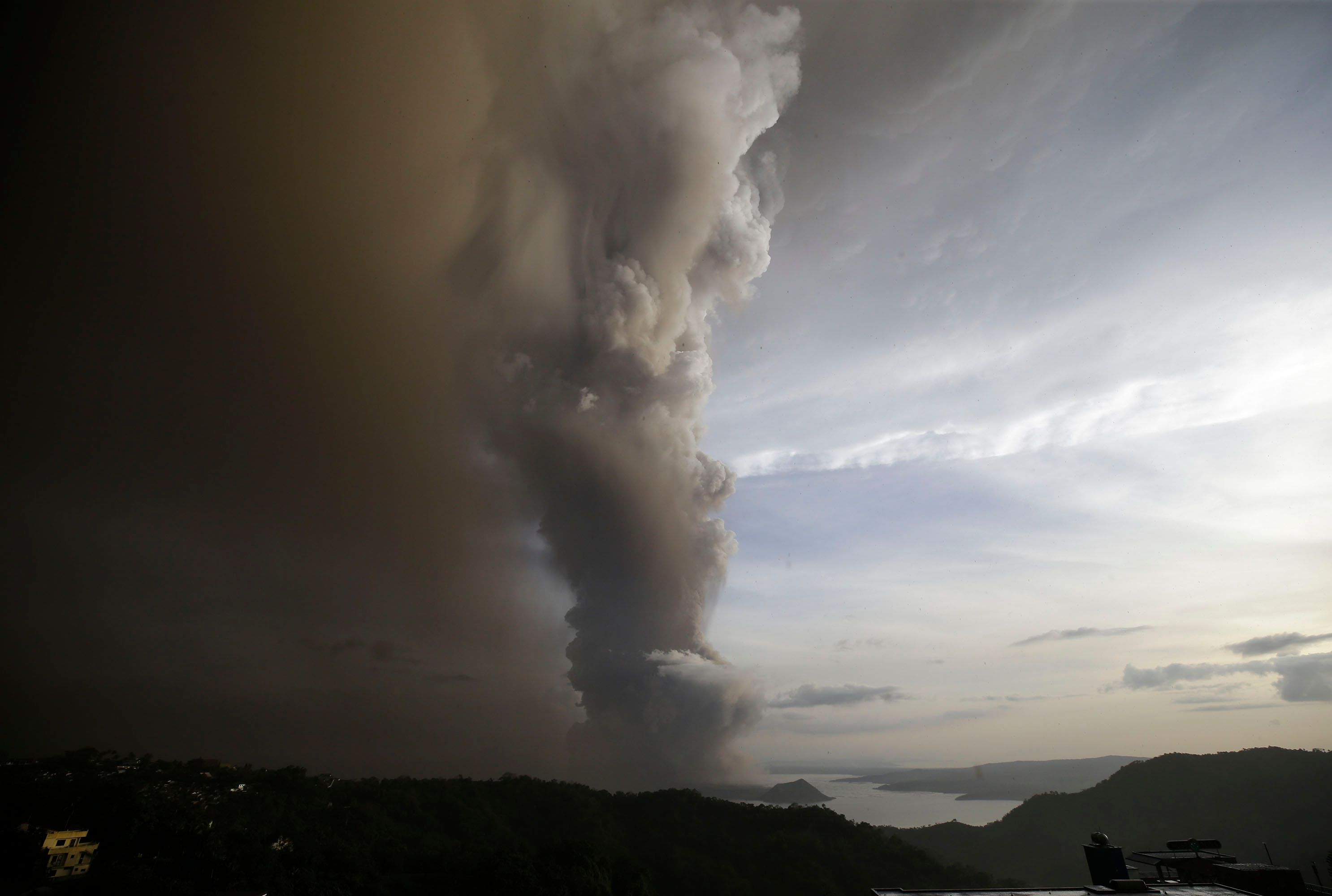 Philippines Thousands Uprooted As Volcano Spews Ash Lava I24news 2435