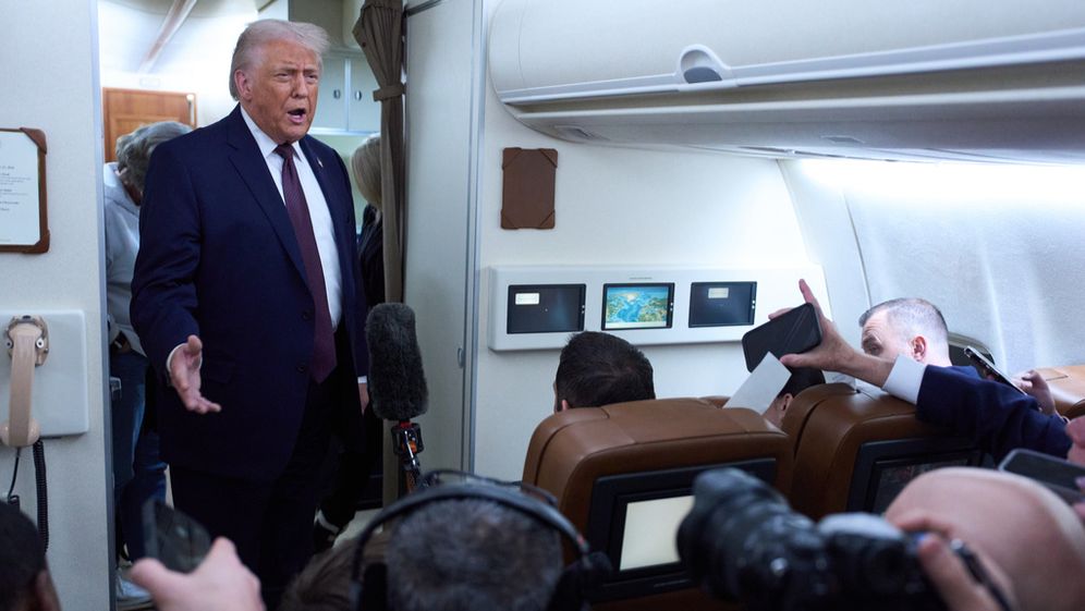 Donald Trump s'adresse aux journalistes à bord d'Air Force One après avoir quitté le Forum économique mondial de Davos pour Washington, le 22.01.2026
