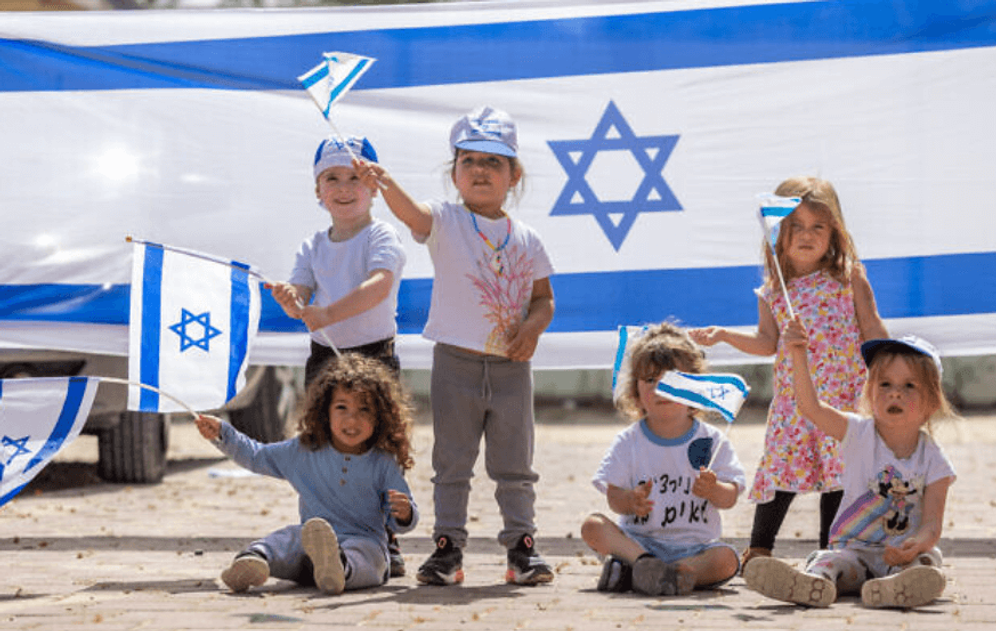Yossi Aloni/Flash90 Illustration - Children are playing with Israeli flags