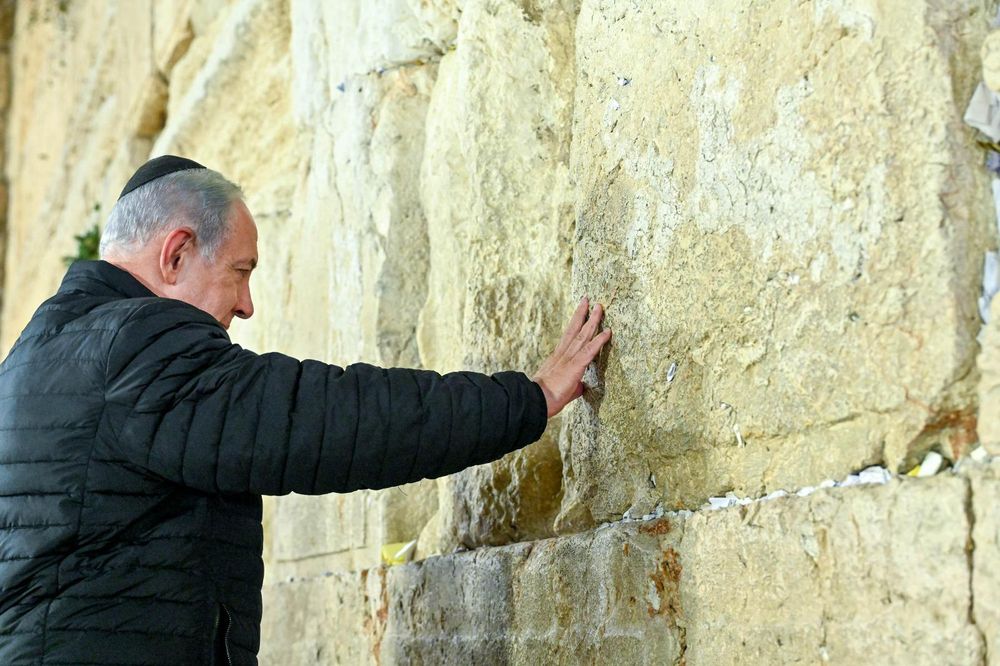Israel's Prime Minister Netanyahu, Wife Sara, Visit Jerusalem's Western Wall - I24NEWS