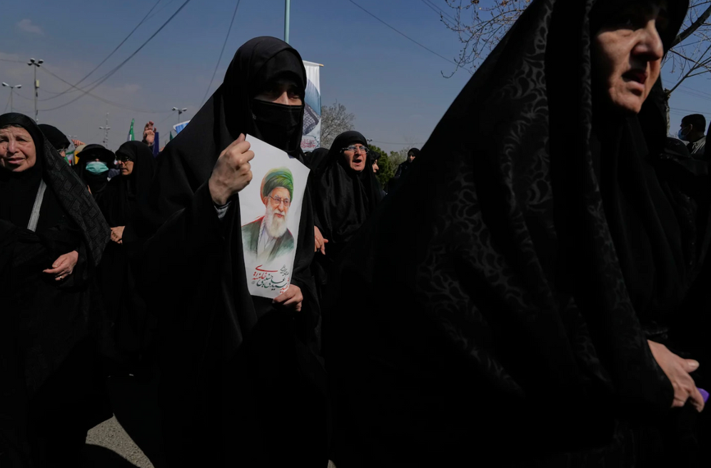 تظاهر مؤيدون للنظام في طهران يوم الجمعة احتجاجاً على الحملة العسكرية الأمريكية الإسرائيلية.