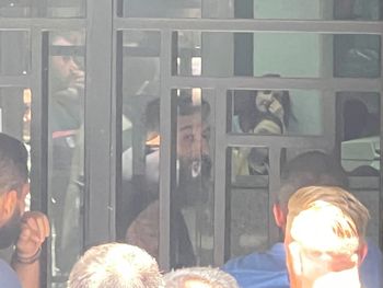 Un homme crie à l'intérieur de la banque alors qu'il tient des otages sous la menace d'une arme à feu à Beyrouth, au Liban, jeudi 11 août 2022.