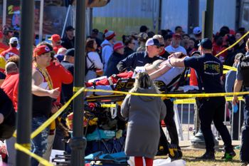 يتم نقل امرأة إلى سيارة إسعاف بعد حادث أعقب احتفال  لكرة القدم Super Bowl في مدينة كانساس سيتي بولاية ميسوري، الأربعاء 14 فبراير 2024.